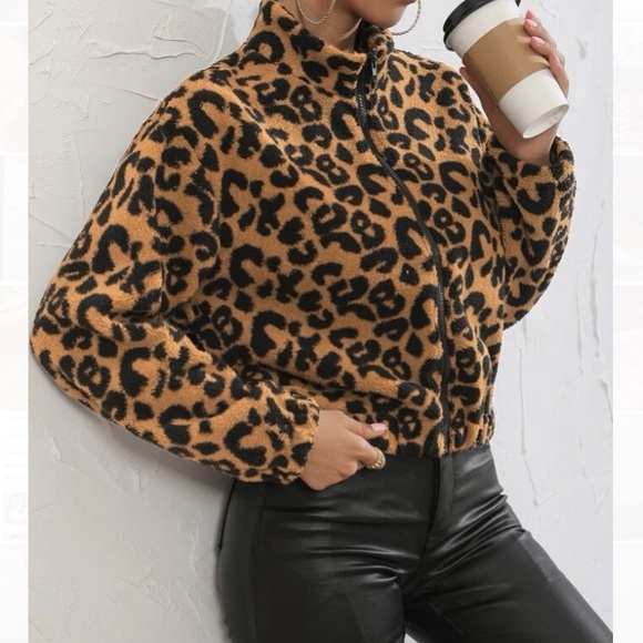 Plush Leopard Print Fleece Jacket 🐾 Cropped Style - Picture 2 of 5